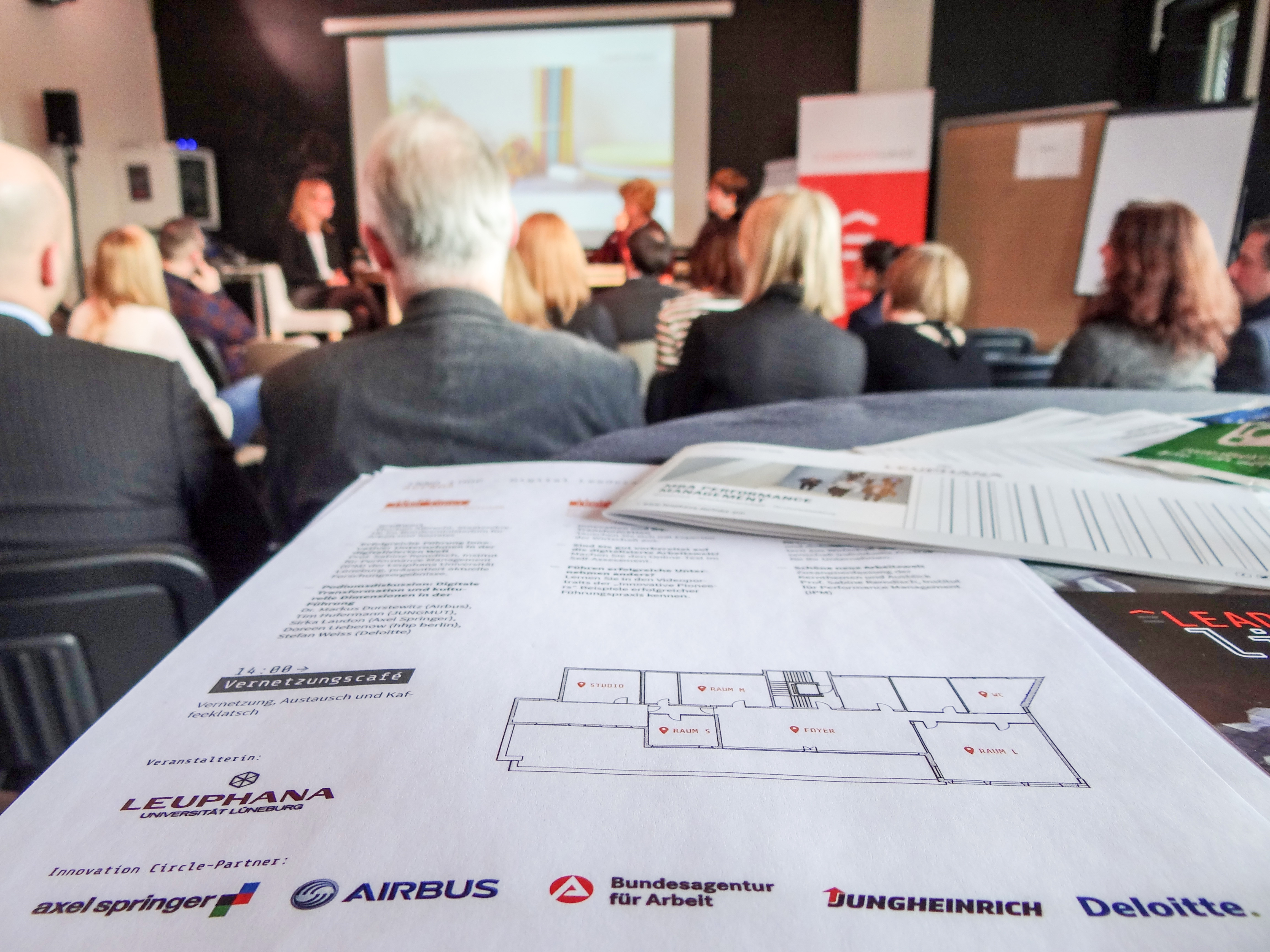 Das Projekt „Leadership in a digital World" an der Leuphana Universität Lüneburg wird unterstützt durch die Kooperationspartner Axel Springer, Airbus, Bundesagentur für Arbeit, Jungheinrich und Deloitte